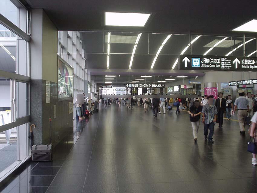 8.駅コンコースの画像